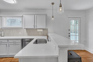 Private kitchen - Jetway Stay Minutes from ATL Airport (Atlanta)