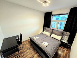 Iron/ironing board, free WiFi, bed sheets - 70m² suite incl. 98 "Smat-TV + parking lot + balcony (Chemnitz)