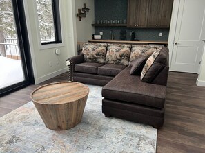 Smart-TV, Kamin, Videospiele, Tischtennisplatte