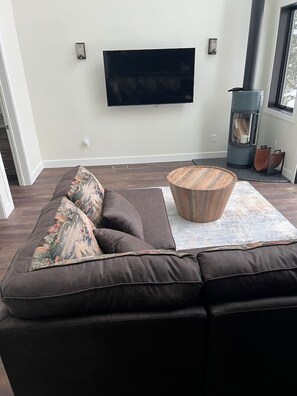 Smart TV, fireplace, video games, ping pong - Snowmobile & Ice Fest Suite #2 (Onota Township)