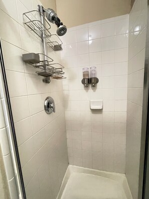 Doccia, asciugacapelli, asciugamani, sapone