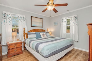 3 bedrooms, iron/ironing board, Internet, bed sheets - Coco Cottage: Dog-Friendly Bungalow in Quiet, Walkable Neighborhood (Oak Island)