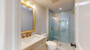 Suihku, hiustenkuivaaja, pyyhkeet, saippua