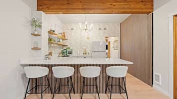 Fridge, microwave, stovetop, dishwasher