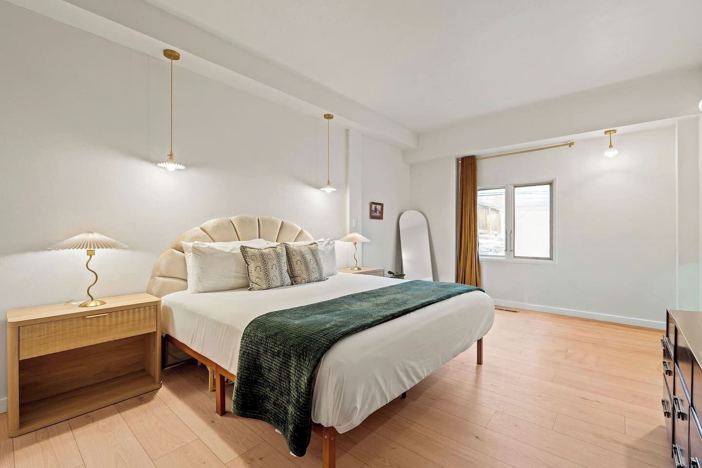 Travel crib, WiFi, bed sheets