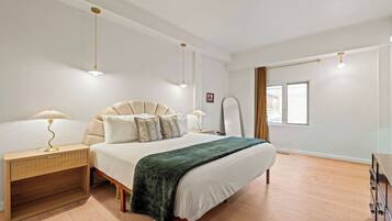 Travel crib, WiFi, bed sheets