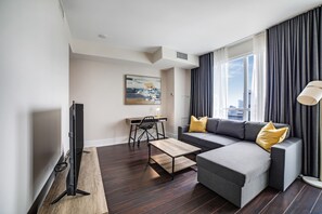 Smart TV - Executive 1BR at 300 Front St W | Balcony & Gym (Toronto)