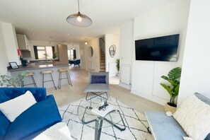 TV - 3BDR Canal View House | Free Parking | Garden (Stoke-on-Trent)