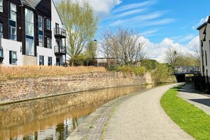 Property grounds - 3BDR Canal View House | Free Parking | Garden (Stoke-on-Trent)