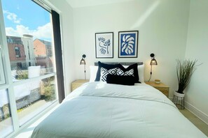 Iron/ironing board, Internet, bed sheets - 3BDR Canal View House | Free Parking | Garden (Stoke-on-Trent)