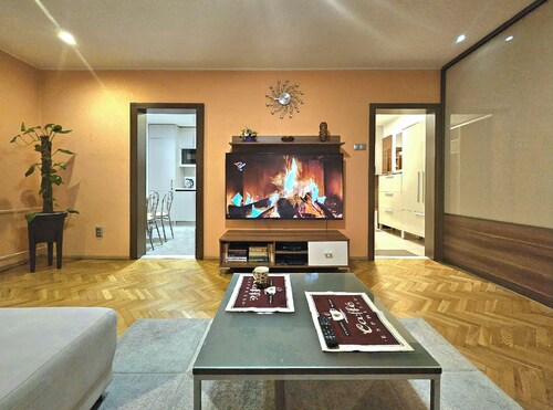 Bright & Comfortable Stay with easy access to city center