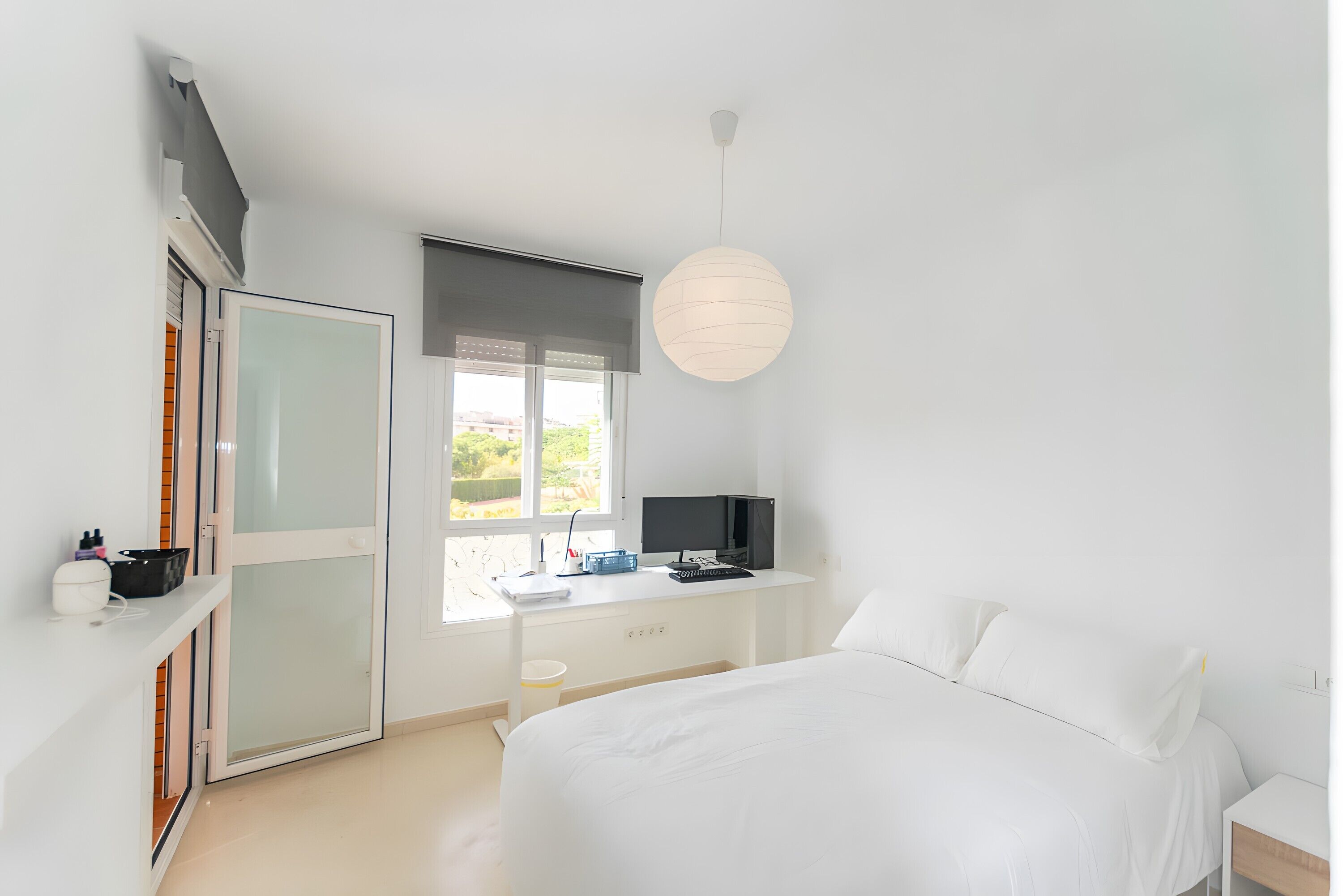 Een strijkplank/strijkijzer, wifi, beddengoed