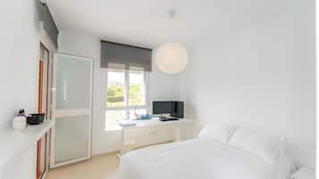 Een strijkplank/strijkijzer, wifi, beddengoed