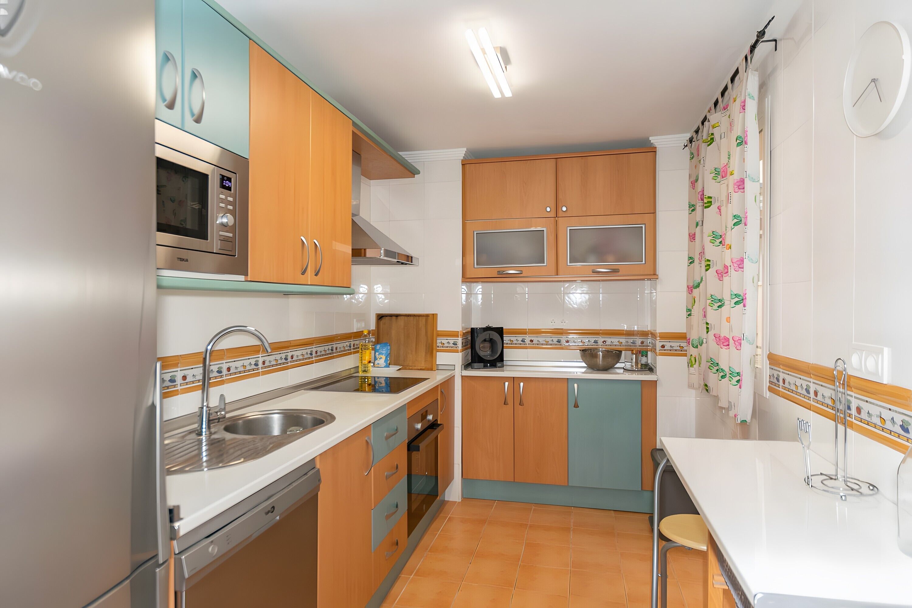 Frigorífico, microondas, horno y placa de cocina