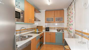 Frigorífico, microondas, horno y placa de cocina