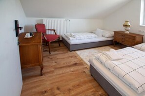 Shared Dormitory, 1 Bedroom - Room-villa Vintage Room B 106 (Tomášikovo)