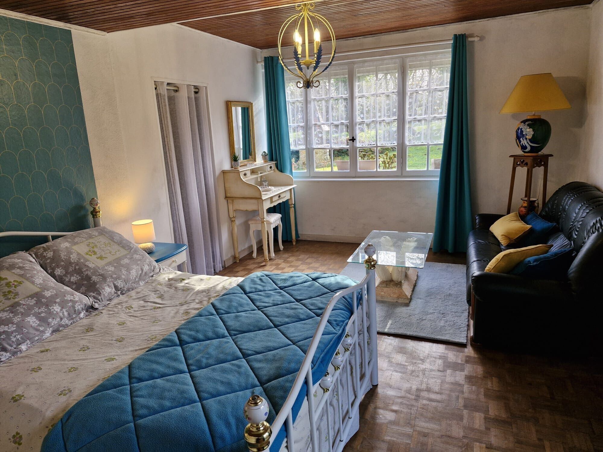 Strykjärn/strykbräda, wi-fi och sängkläder