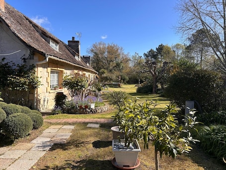 Property grounds. Gîte Les Cèdres in Dordogne