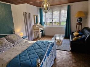 Een strijkplank/strijkijzer, wifi, beddengoed