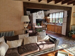 TV - Gîte Les Cèdres in Dordogne (Saint-Géraud-de-Corps)