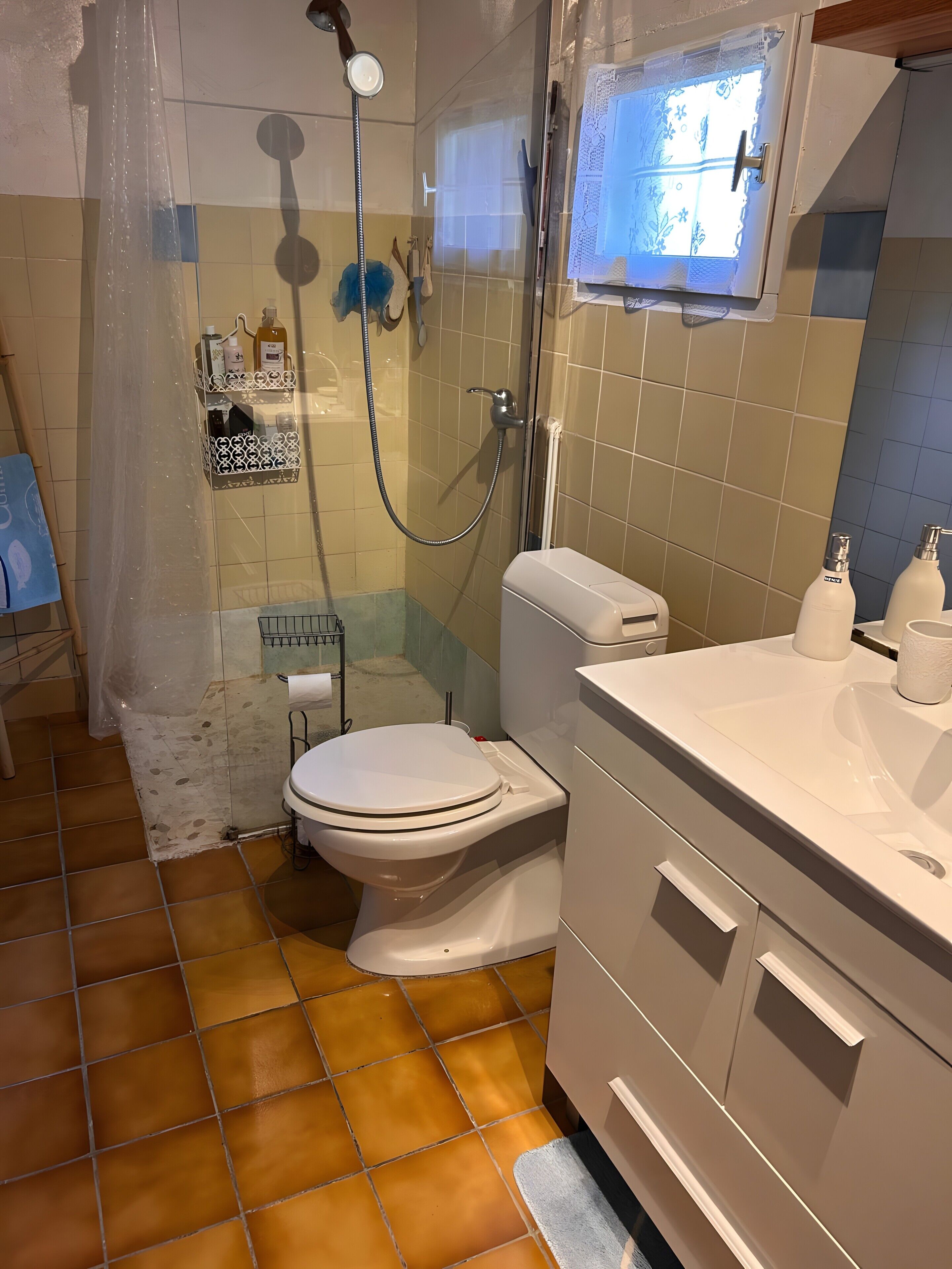 Douche, sèche-cheveux, serviettes fournies