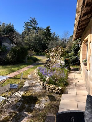 Outdoor dining - Gîte Les Cèdres in Dordogne (Saint-Géraud-de-Corps)