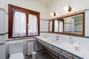 Ducha, secador de pelo y toallas