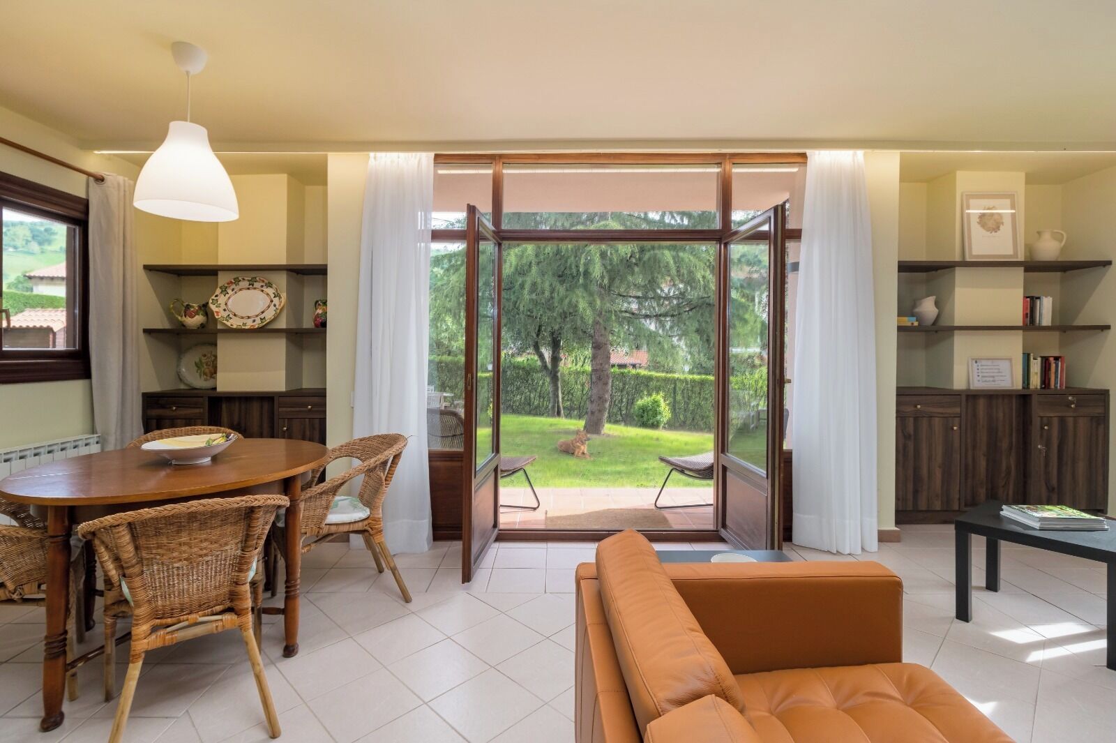 Una televisión, una chimenea