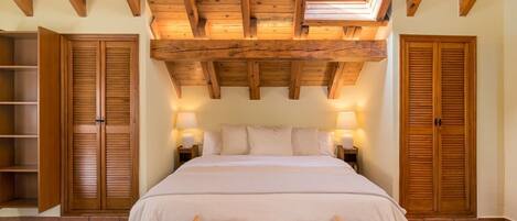 5 bedrooms, iron/ironing board, WiFi, bed sheets