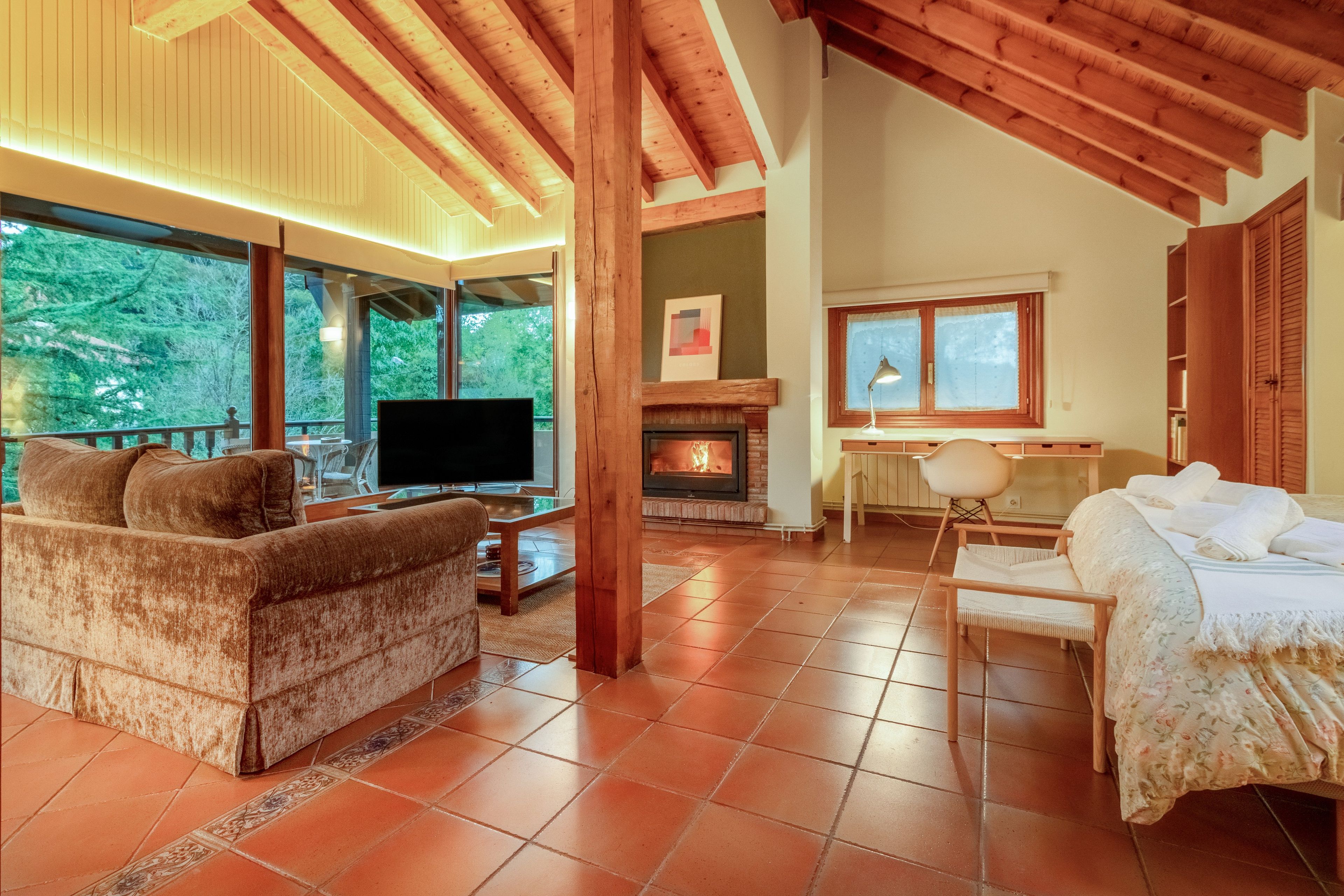 Una sala acogedora con chimenea, televisor y un espacio de estar cómodo.