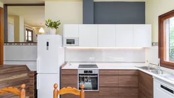 Frigorífico, microondas, horno y placa de cocina