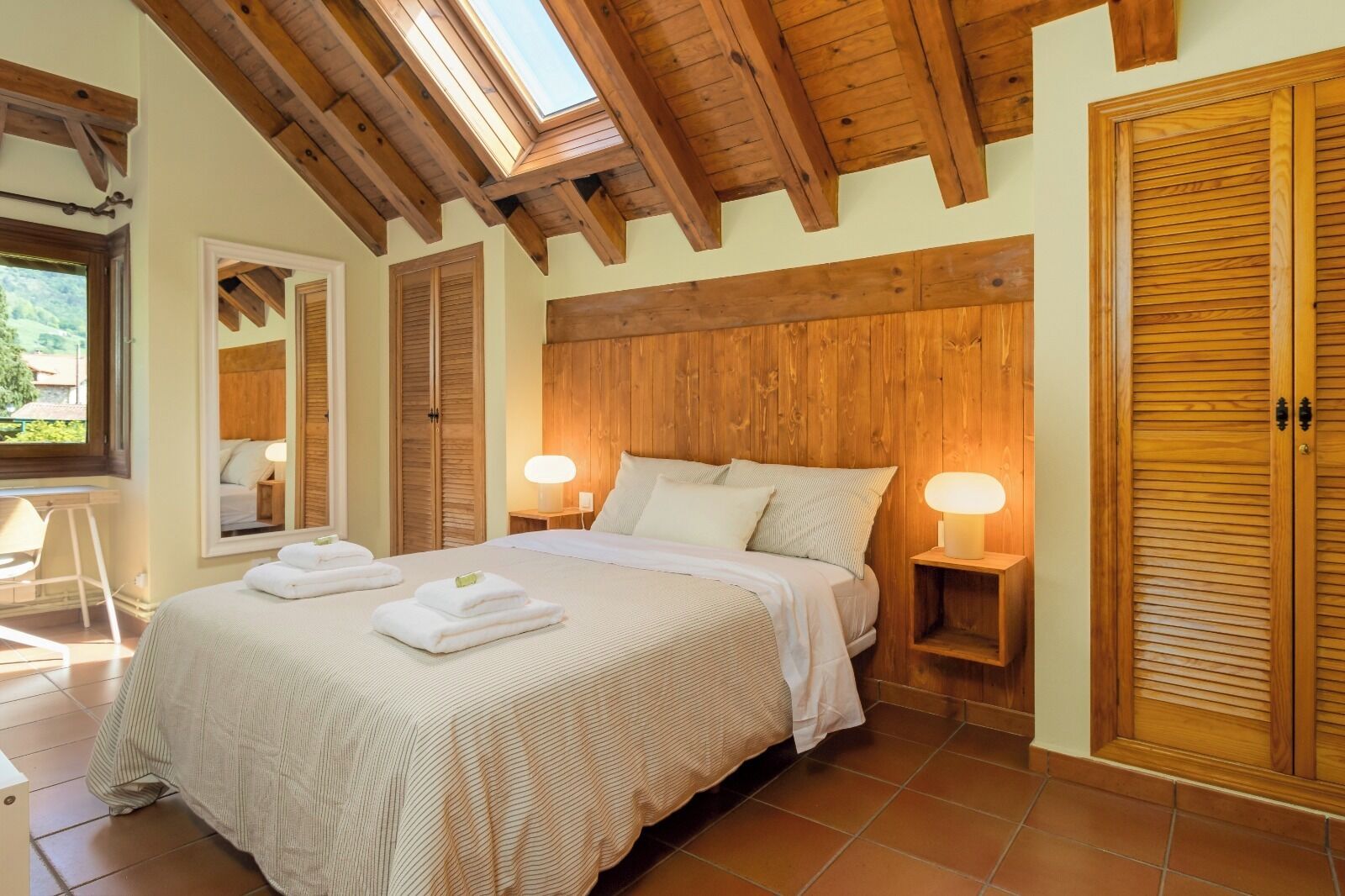 5 bedrooms, iron/ironing board, WiFi, bed sheets