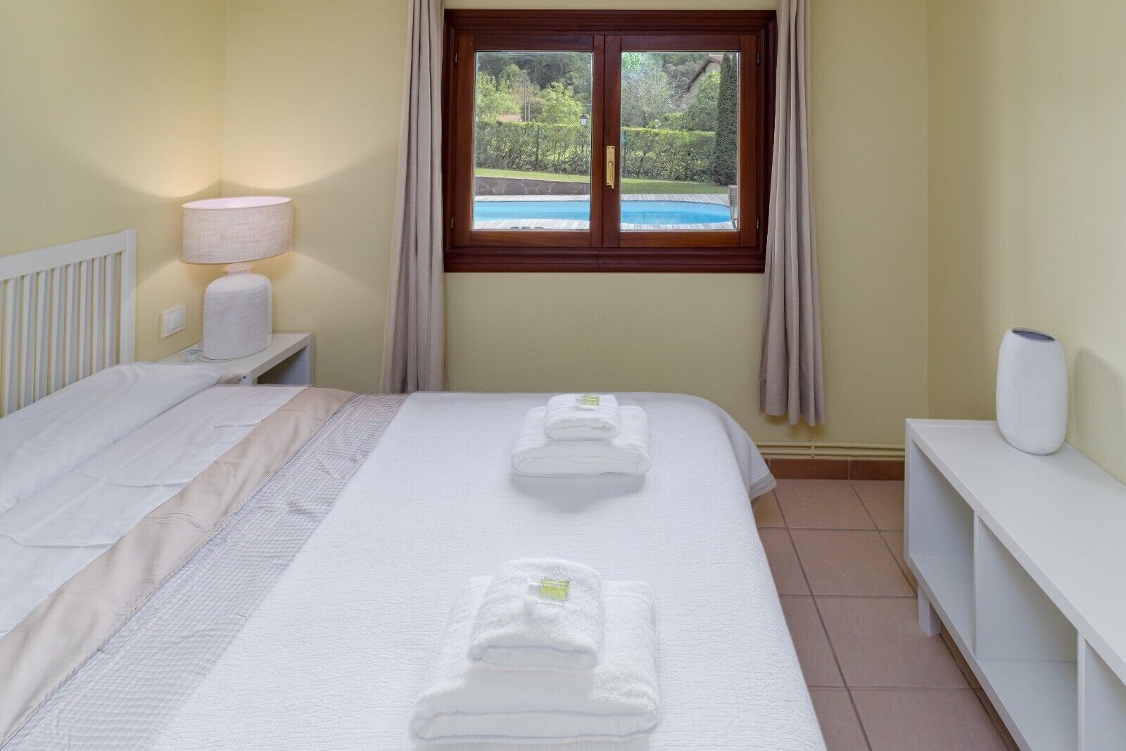 5 bedrooms, iron/ironing board, WiFi, bed sheets