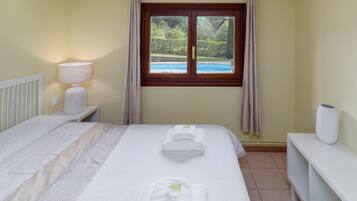 5 bedrooms, iron/ironing board, WiFi, bed sheets