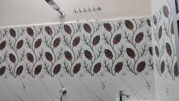 Deluxe Double Room, Balcony, City View | Bilik Mandi | Tuala disediakan, tisu tandas