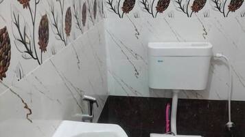 Deluxe Double Room, Balcony, City View | Bathroom | Towels, toilet paper