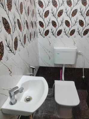 Deluxe Double Room, Balcony, City View | Bathroom | Towels, toilet paper