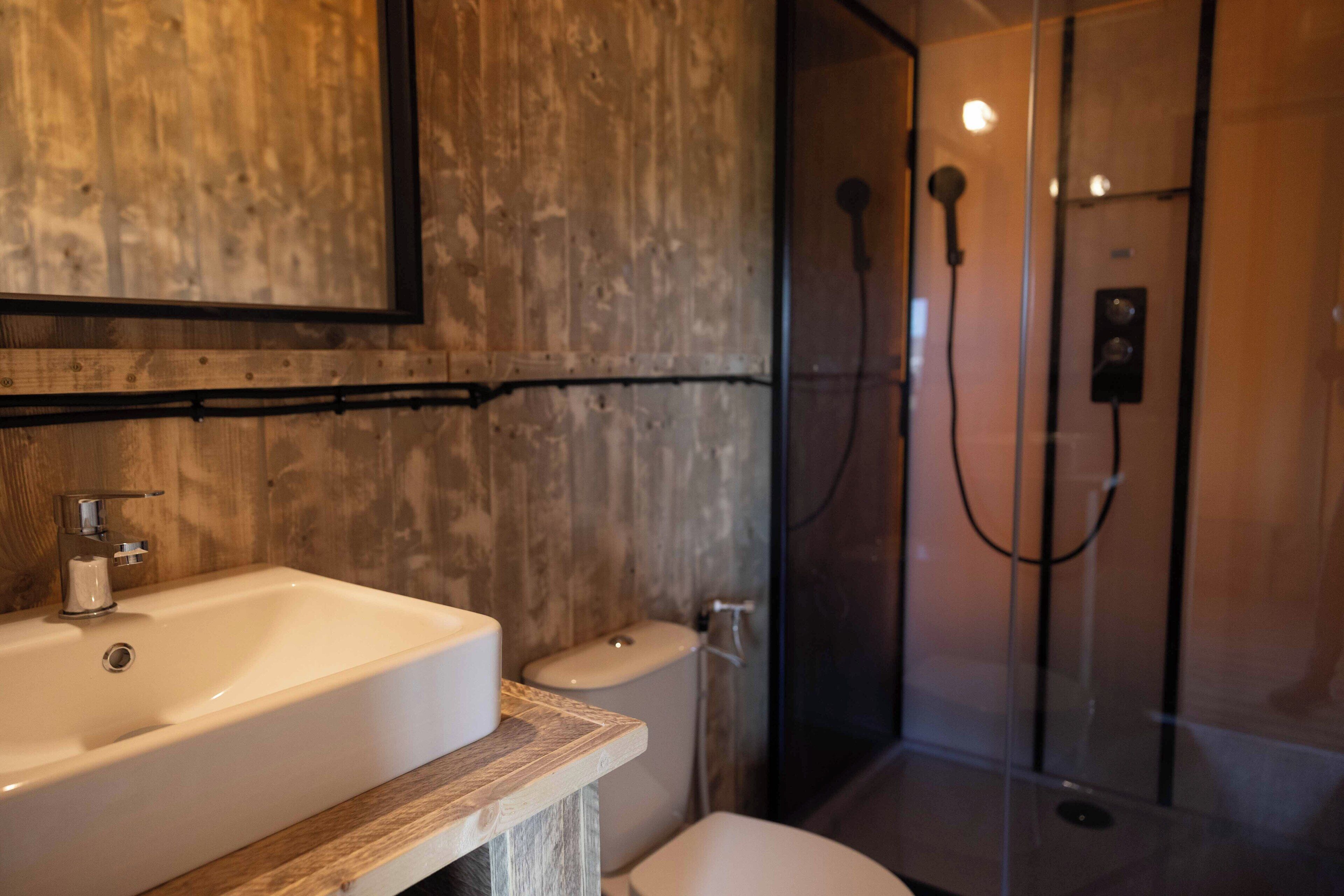 Douche, serviettes fournies, papier toilette