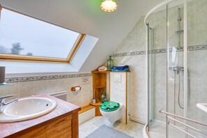 Douche, sèche-cheveux, serviettes fournies