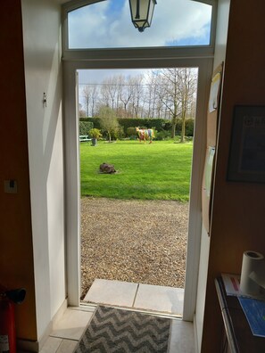 Interior - Bed and Breakfast 'Chambre La Plage' with Shared Garden and Wi-Fi (Saint-Léonard)