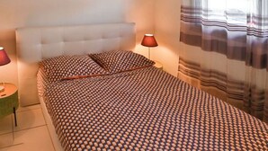 A bedroom with a bed, two bedside tables, a lamp, and two paintings on the wall. - Apartment 10 pers Terrace &Palais des Festivals (Cannes)