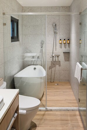 Deluxe Quadruple Room | Bathroom | Hair dryer, slippers, bidet, towels - Mr.Petter (Taichung)