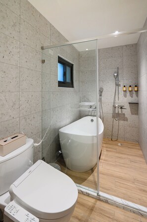 Hair dryer, towels, shampoo, toilet paper - Mr.Petter (Taichung)