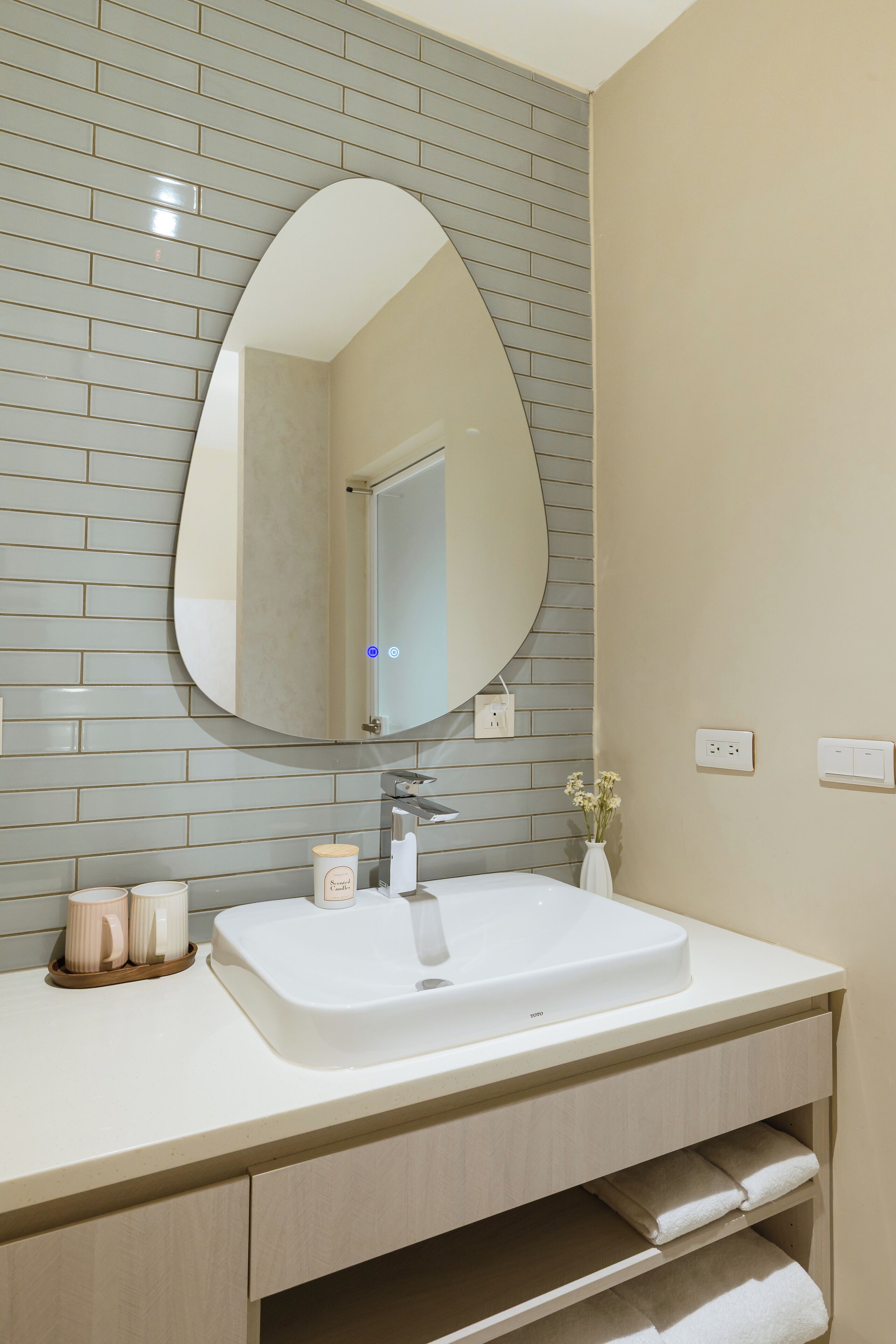 Hair dryer, towels, shampoo, toilet paper