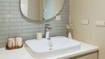 Hair dryer, towels, shampoo, toilet paper