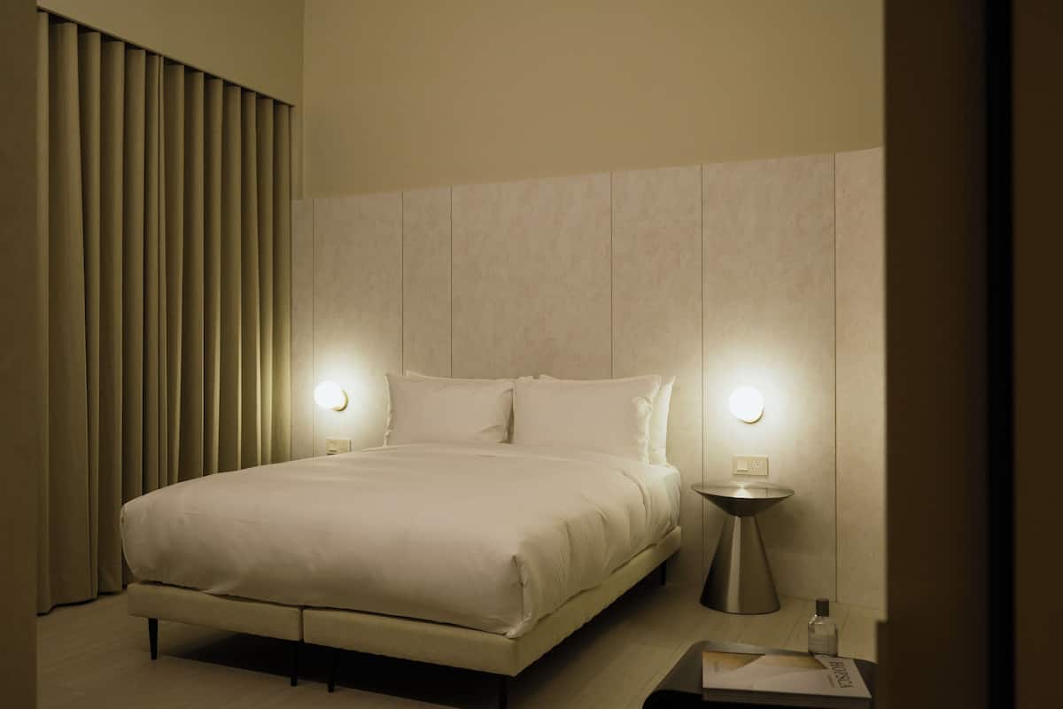 Bureau, espace de travail pour ordinateur portable, Wi-Fi gratuit