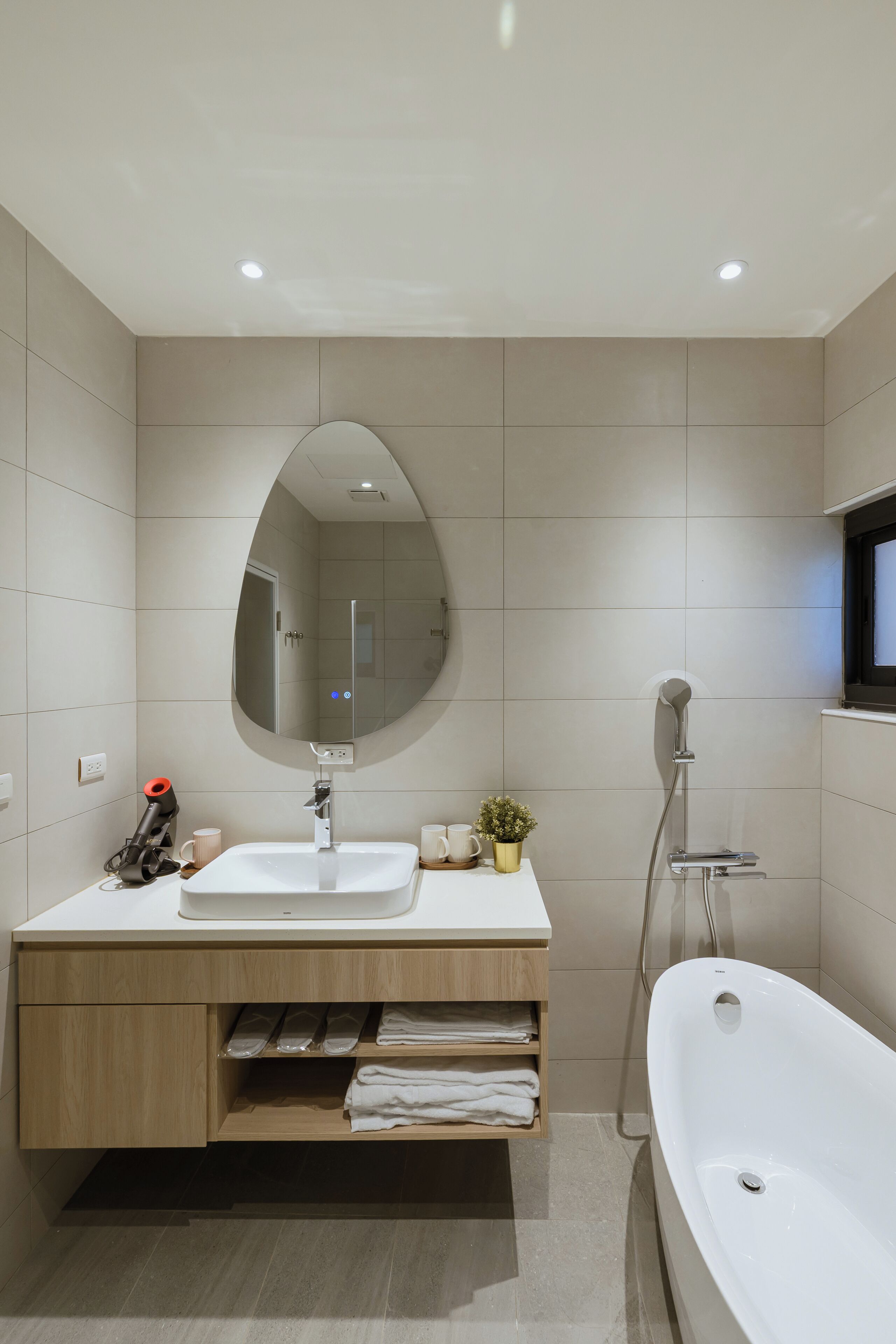 Deluxe Triple Room | Bathroom | Hair dryer, slippers, towels, shampoo