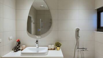 Deluxe Triple Room | Bathroom | Hair dryer, slippers, towels, shampoo