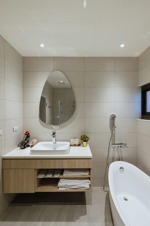 Chambre triple Deluxe | Salle de bain | Séchoir à cheveux, pantoufles, serviettes fournies, shampooing