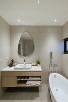 Deluxe háromágyas szoba | Fürdőszoba | Hajszárító, papucsok, törölközők és sampon